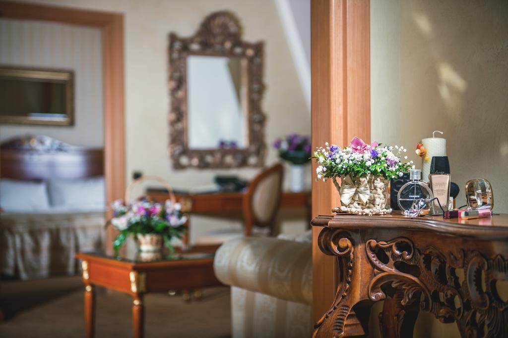 Optima Collection Podil Plaza Hotel Kiev Exterior foto