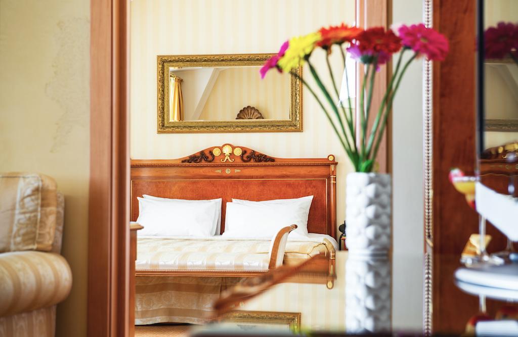 Optima Collection Podil Plaza Hotel Kiev Exterior foto